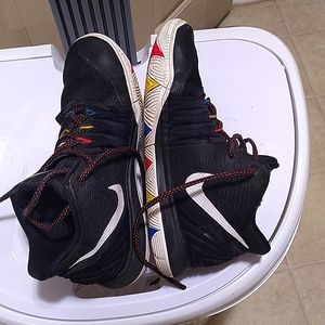 Nike Kyrie 5 Friends Edition Size 7